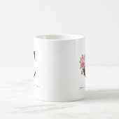 イニシャル C ピンクのバラ 花 モノグラム 名前 コーヒーマグカップ (中央)