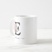 イニシャル E ピンクのバラ 花のモノグラム 名前 コーヒーマグカップ (正面左)