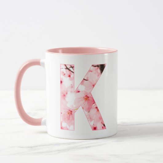 イニシャル「K」のフラワーモチーフ マグカップ｜お名前やポジティブな言葉をカスタマイズ マグカップ (左)