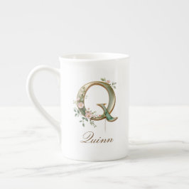 イニシャル「Q」のゴールド フラワー モノグラム ボーンチャイナマグカップ