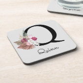 イニシャル Q ピンク ボホ フラワー モノグラム コースター (左側)