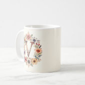 イニシャル V フラワー ボホ フラワーモチーフ マグカップ (正面左)