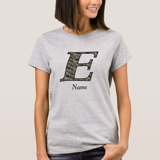 イニシャルEのマグノリアの花のカスタムデザイン Tシャツ (正面)