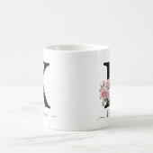 イニシャルKモノグラムフローラフラワーピンクローズマグ コーヒーマグカップ (中央)