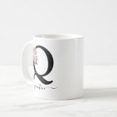 イニシャルQモノグラムフローラフラワーピンクローズマグ コーヒーマグカップ (正面左)