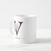 イニシャルVモノグラムフローラフラワーピンクローズマグ コーヒーマグカップ (正面左)