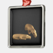 イヌイット族の白くま、第14 - 15世紀 メタルオーナメント (左)