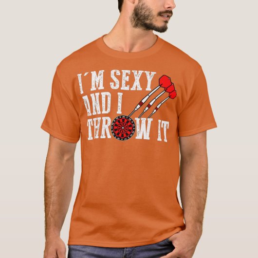 イムセクシーと私はそれを投げるダーツおもしろい射撃、 発砲ダーツ Tシャツ (正面)
