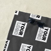 イメージデザインまたはビジネスロゴのタイル |グレー ビーチタオル (インサイチュ)