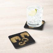 イヤリングの2つの開いた彫面を切り出されたブレスレットそして組 コースター (右側)