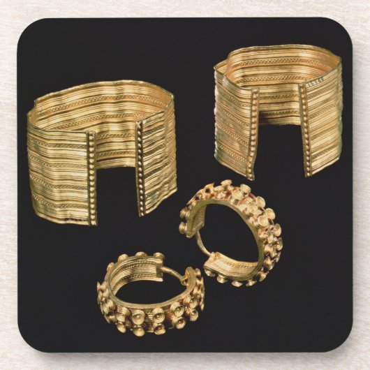 イヤリングの2つの開いた彫面を切り出されたブレスレットそして組 コースター (正面)