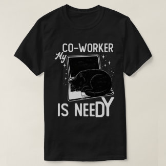 イライラするニーズの多い同僚と猫 ラップトップ オフィスユーモア Tシャツ