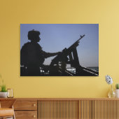 イラクでM240マシンガンを管理する技術者 キャンバスプリント (インサイチュ (リビング))