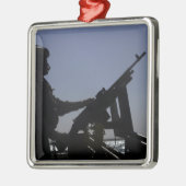 イラクでM240マシンガンを管理する技術者 メタルオーナメント (左)