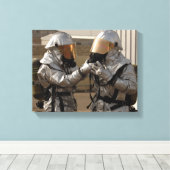 イラクの消防士 キャンバスプリント (インサイチュ (ウッドフロア))