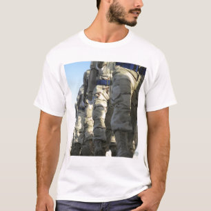 イラクの空軍新兵の行進 Tシャツ