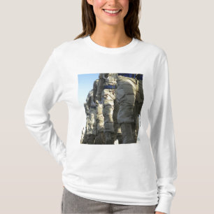 イラクの空軍新兵の行進 Tシャツ