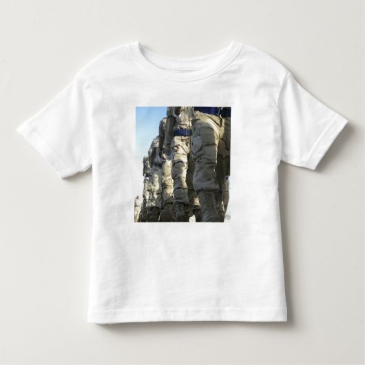 イラク空軍の新兵の行進 トドラーTシャツ (正面)