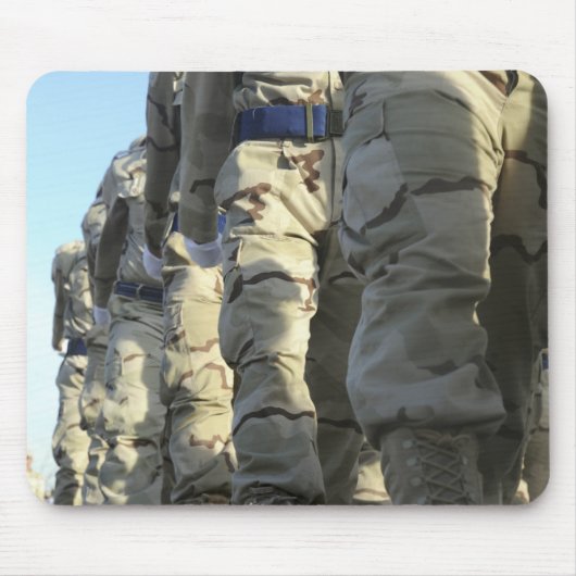 イラク空軍の新兵の行進 マウスパッド (正面)