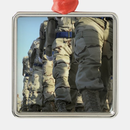 イラク空軍の新兵の行進 メタルオーナメント (正面)