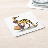 イラストレーションのイグアノドンとショッピングバッグ。 スクエアペーパーコースター (アングル)