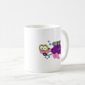 イラストレーションのローチネスのモンスタースキューバダイバー。 コーヒーマグカップ (正面右)