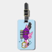 イラストレーションのローチネスのモンスタースキューバダイバー。 ラゲッジタグ (正面縦)