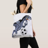 イラストレーションはラプター恐竜遊のサッカー。 トートバッグ (クローズアップ)