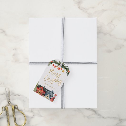 イラスト付きのホリデーハウスと名前のクリスマス ギフトタグ (より糸付き)