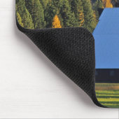 イリオスの近くで1911で造られる耕作された赤い納屋 マウスパッド (コーナー)