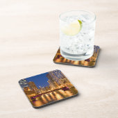 イリノイ州シカゴのスカイラインとシカゴ川で コースター (右側)