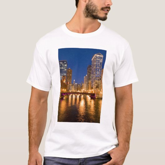 イリノイ州シカゴのスカイラインとシカゴ川の Tシャツ (正面)