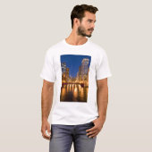 イリノイ州シカゴのスカイラインとシカゴ川の Tシャツ (正面フル)
