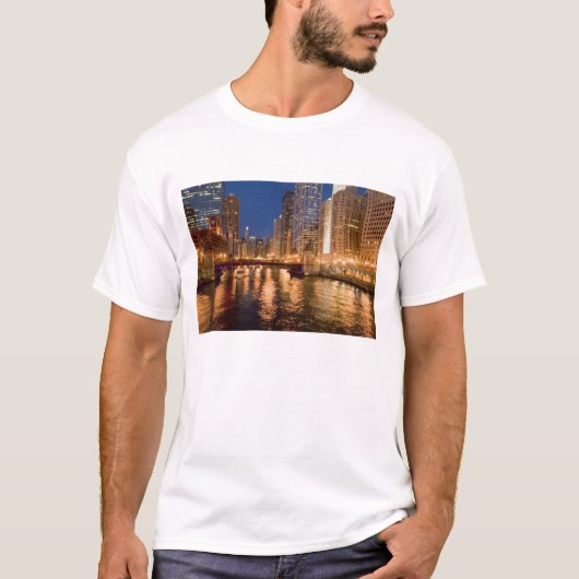 イリノイ州シカゴの夜のスカイラインとシカゴ川 Tシャツ (正面)