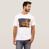 イリノイ州シカゴの夜のスカイラインとシカゴ川 Tシャツ (正面フル)