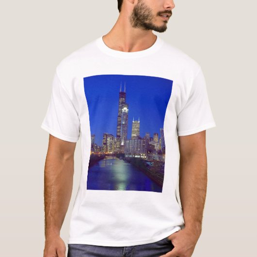 イリノイ州シカゴの夜のスカイライン Tシャツ (正面)