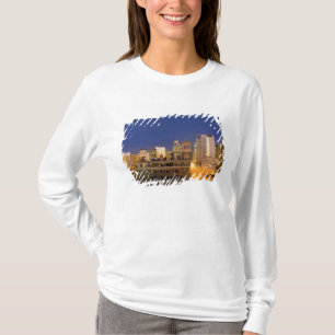 イリノイ州シカゴ、西ループから撮影したスカイライン Tシャツ