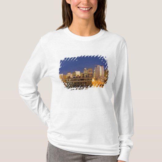 イリノイ州シカゴ、西ループから撮影したスカイライン Tシャツ (正面)