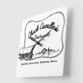 イリノイ州ミドロティアのチャックカバリリーニのレストラン スクエア壁時計 (傾斜)