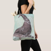 イルカがのまわりに緑のカッコいい水でしぶく トートバッグ (クローズアップ)