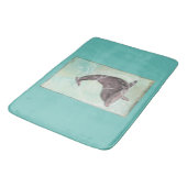 イルカがのまわりに緑のカッコいい水でしぶく バスマット (アングル)