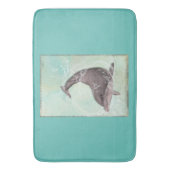 イルカがのまわりに緑のカッコいい水でしぶく バスマット (正面縦)