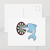 イルカがダーツボードでダーツをプレイ中 ポストカード (正面/裏面)