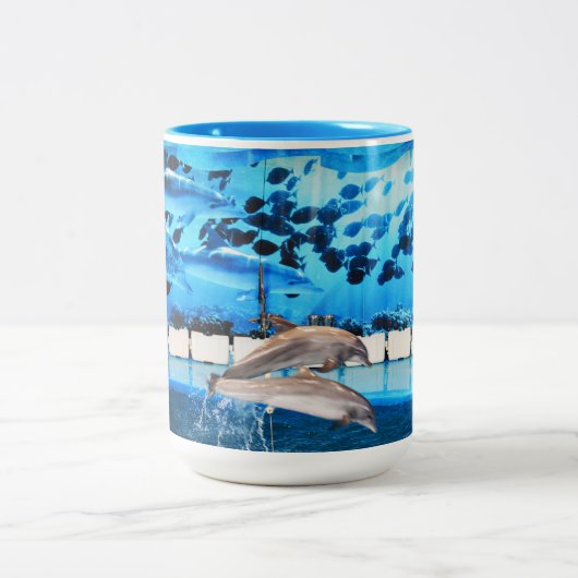 イルカが動いている ツートーンマグカップ (中央)