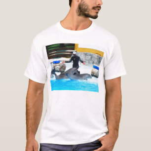 イルカが調教師に挨拶する Tシャツ