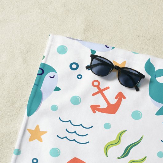 イルカといかりのティール（緑がかった色）と海の下の白 ビーチタオル (インサイチュ)