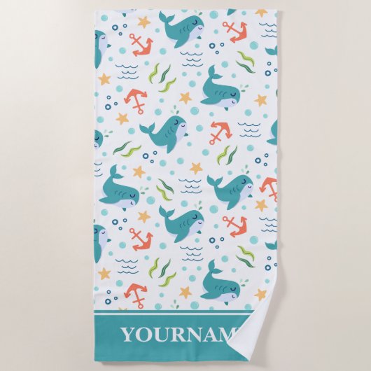 イルカといかりのティール（緑がかった色）と海の下の白 ビーチタオル (正面)