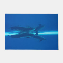 イルカと反射、青い海 ドアマット