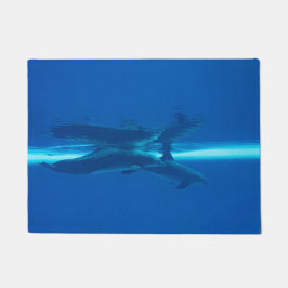 イルカと反射、青い海 ドアマット