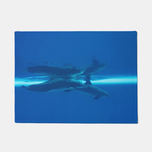 イルカと反射、青い海 ドアマット (正面)